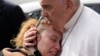 El papa Francisco consuela a Serena Subania, quien perdió a su hija Angélica, de 5 años, el día anterior, cuando sale del Hospital Universitario Agostino Gemelli en Roma, el sábado 1 de abril de 2023 después de recibir tratamiento por una bronquitis, dijo el Vaticano.