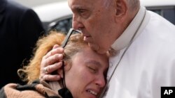 El papa Francisco consuela a Serena Subania, quien perdió a su hija Angélica, de 5 años, el día anterior, cuando sale del Hospital Universitario Agostino Gemelli en Roma, el sábado 1 de abril de 2023 después de recibir tratamiento por una bronquitis, dijo el Vaticano.