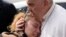 El papa Francisco consuela a Serena Subania, quien perdió a su hija Angélica, de 5 años, el día anterior, cuando sale del Hospital Universitario Agostino Gemelli en Roma, el sábado 1 de abril de 2023 después de recibir tratamiento por una bronquitis, dijo el Vaticano.
