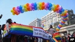 အိန္ဒိယနိုင်ငံမှာ လိင်တူ LGBTQ စုံမက်သူတွေနဲ့ သူတို့ကို ထောက်ခံအားပေးသူတွေက တန်းတူလက်ထပ်ခွင့်အတွက် ချီတက်ဆန္ဒပြကြစဥ်။ (ဇန်နဝါရီ ၈၊ ၂၀၂၃)