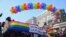 အိန္ဒိယနိုင်ငံမှာ လိင်တူ LGBTQ စုံမက်သူတွေနဲ့ သူတို့ကို ထောက်ခံအားပေးသူတွေက တန်းတူလက်ထပ်ခွင့်အတွက် ချီတက်ဆန္ဒပြကြစဥ်။ (ဇန်နဝါရီ ၈၊ ၂၀၂၃)