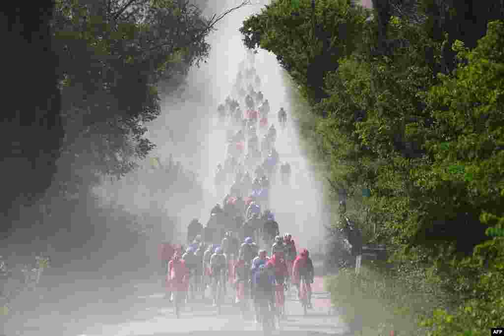 The pack rides on white roads of Tuscany during the 6th stage of the 107th Giro d&#39;Italia cycling race, 180 km between Torre del lago Puccini and Rapolano Terme, Italy.