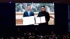 媒體在南韓首爾通過大屏幕觀看南韓前總統文在寅在平壤與北韓領導人金正恩簽署協議。(2018年9月19日）