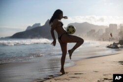 Catharina Michel bermain "altinha" (permainan sepak bola khas Brazil), di pantai Arpoador Rio de Janeiro, Brazil, Sabtu, 15 Mei 2021. (AP/Bruna Prado)