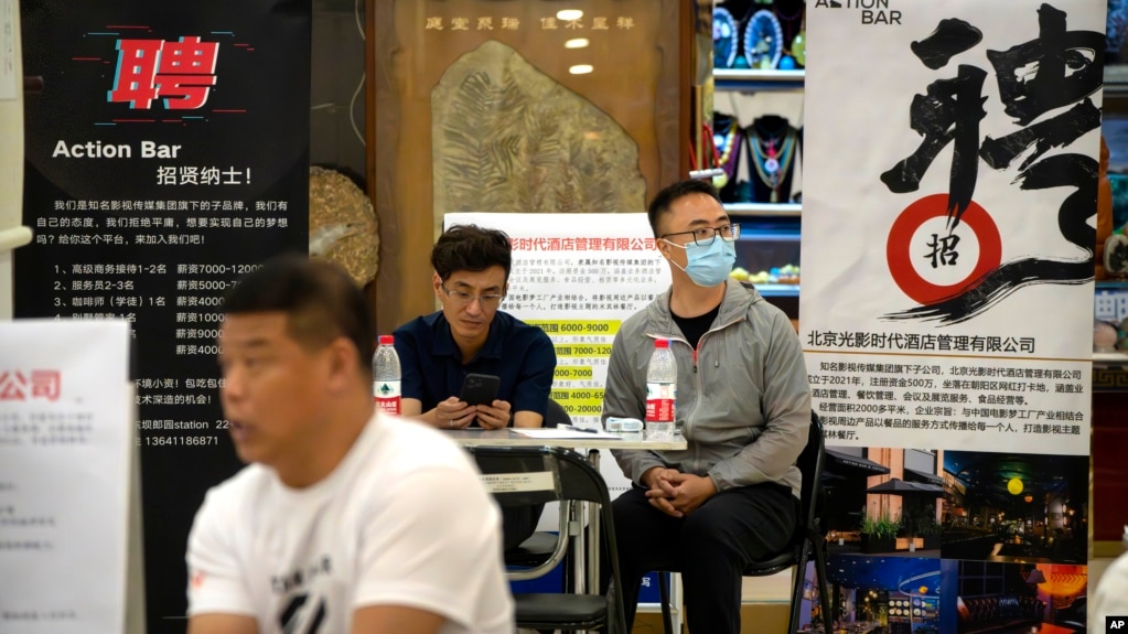 中国青年失业率破纪录。北京一家购物中心设立一个招聘点。（2023年6月9日）(photo:VOA)