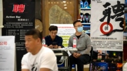 中国青年失业率破纪录。北京一家购物中心设立一个招聘点。（2023年6月9日）