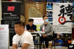 中国青年失业率破纪录。北京一家购物中心设立一个招聘点。（2023年6月9日）