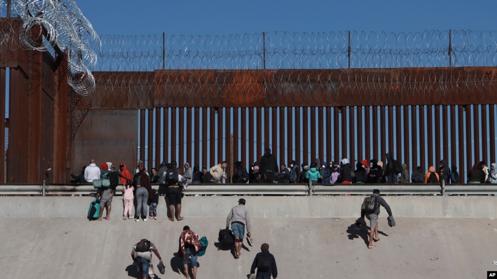 Di dân đến bức tường biên giới tại Ciudad Juarez, Mexico, ngày 21/12/2022,bên kia biên giới là El Paso, Texas.