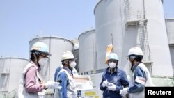 Direktur Jenderal Badan Energi Atom Internasional (IAEA) Rafael Grossi mengunjungi PLTN Fukushima Daiichi di Kota Okuma, prefektur Fukushima, Jepang 19 Mei 2022. (Foto: Kyodo via Reuters)