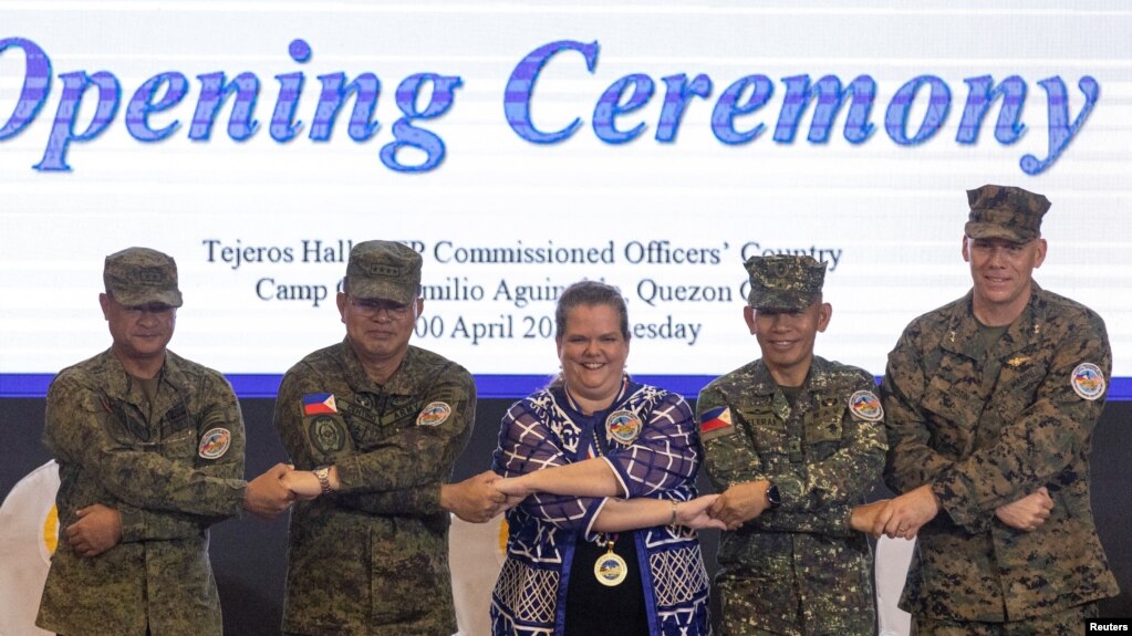 美国和菲律宾在马尼拉举行“肩并肩”联合军事演习的开幕式。（2023年4月1日）(photo:VOA)