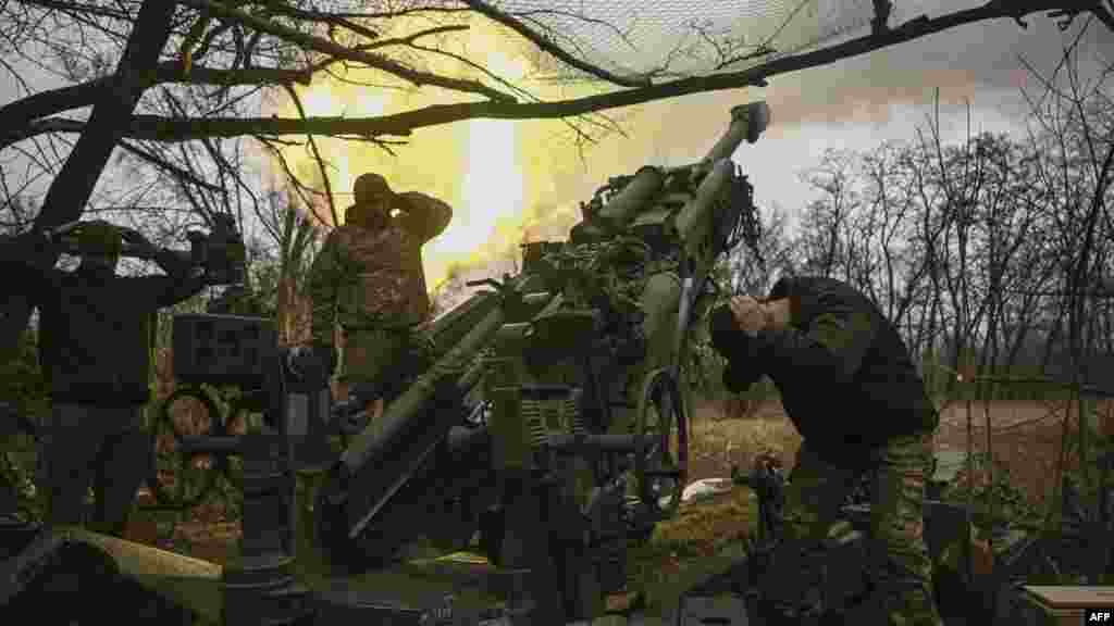 Urush manzaralari: Rossiya pozitsiyasini nishonga olayotgan ukrainalik askarlar. Baxmut.&nbsp;
