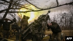 Sejumlah tentara Ukraina menembakkan meriam artileri Howitzer M777 ke arah posisi pasukan Rusia di dekat Bakhmut, timur Ukraina, di tengah serangan Rusia ke Ukraina, Jumat, 17 Maret 2023. (Foto: Aris Messinis/ AFP)