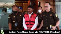 Menteri Komunikasi dan Informatika Johnny G. Plat (rompi merah muda) di Kejaksaan Agung atas tuduhan korupsi di Jakarta, 17 Mei 2023. (Antara Foto/Reno Esnir via REUTERS)