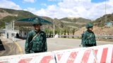 Военнослужащие охраняют азербайджанский контрольно-пропускной пункт, установленный на въезде в Лачинский коридор, 2 мая 2023 года.