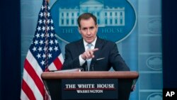 El coordinador de comunicaciones estratégicas del Consejo de Seguridad Nacional, John Kirby, habla durante una rueda de prensa en la Casa Blanca, en Washington, el 13 de febrero de 2023.