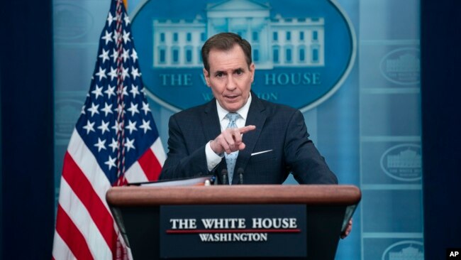 El coordinador de comunicaciones estratégicas del Consejo de Seguridad Nacional, John Kirby, habla durante una rueda de prensa en la Casa Blanca, en Washington, el 13 de febrero de 2023.