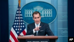 ARCHIVO - El portavoz del Consejo de Seguridad Nacional, John Kirby, habla durante una rueda de prensa en la Casa Blanca, en Washington, el 13 de febrero de 2023.