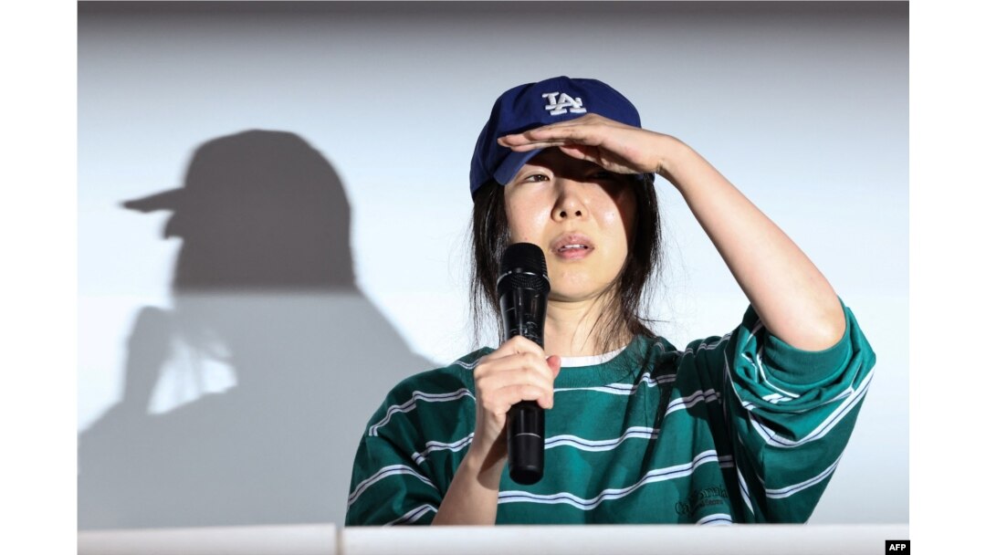 Min Hee-jin, superproduser terkenal dan pimpinan perusahaan ADOR, anak perusahaan HYBE, dalam konferensi pers di Seoul, 25 April 2024. (YONHAP / AFP)