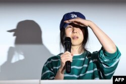Min Hee-jin, superproduser terkenal dan pimpinan perusahaan ADOR, anak perusahaan HYBE, dalam konferensi pers di Seoul, 25 April 2024. (YONHAP / AFP)