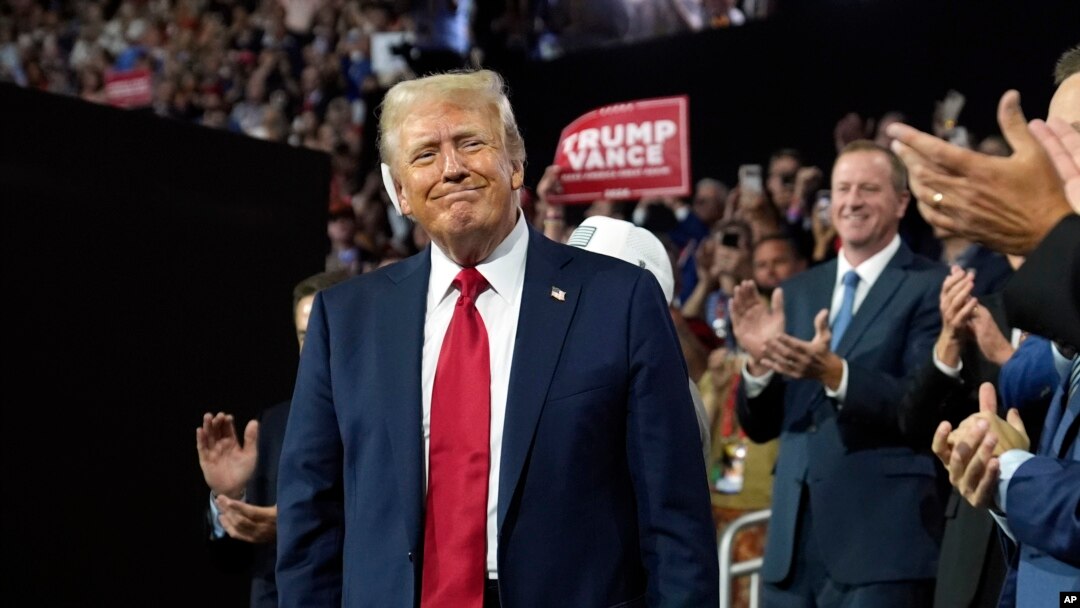 Calon presiden dari Partai Republik mantan Presiden Donald Trump bersiap memberikan pidato pada Konvensi Nasional Partai Republik di Fiserv Forum, Milwaukee, Kamis malam (18/7). 