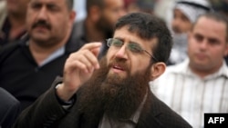 Tahanan mogok makan Palestina Khader Adnan (tengah), anggota senior Jihad Islam yang dipenjara di Israel. (Foto: AFP)