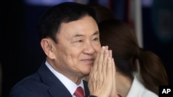 រូបឯកសារ៖ អតីតនាយករដ្ឋមន្ត្រីថៃ លោក Thaksin Shinawatra ស្វាគមន៍អ្នកគាំទ្រ ពេលលោកបានធ្វើដំណើរមកដល់អាកាសយានដ្ឋាន Don Muang ក្នុងទីក្រុងបាងកក ប្រទេសថៃ កាលពីថ្ងៃទី ២២ ខែសីហា ឆ្នាំ ២០២៣។ 