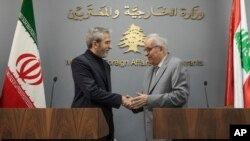 Penjabat Menteri Luar Negeri Iran Ali Bagheri Kani (kiri), berjabat tangan dengan Menteri Luar Negeri Lebanon Abdallah Bouhabib, usai konferensi pers mereka di Beirut, Lebanon, Senin, 3 Juni 2024. (AP/Hassan Ammar)
