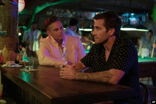 (kiri) Aktor Billy Magnusson dan Jake Gyllenhaal dalam adegan di film "Road House" (Laura Radford/Prime Video via AP)