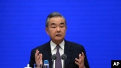 Menteri Luar Negeri China, Wang Yi dalam konferensi pers di Kantor Informasi Dewan Negara di Beijing, Selasa, 26 September 2023. (AP/Andy Wong)