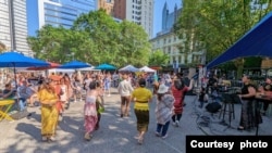 Warga Pittsburgh bergoyang diiringi alunan musik dari kelompok band RockDutters di festival World Square (dok: Indonesians in Pittsburgh)