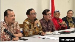 Pertemuan Menkolpol Hukam, Prof. Dr. Mahfud, MD, dan Menkumham Yassona Laoly dengan Eks. siswa Ikatan Dinas (MAHID) di Gedung Pertemuan De Schakel, Amsterdam, 27 Agustus 2023. (IG/yassona.laoly)