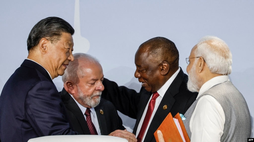 左起：中国国家主席习近平、巴西总统卢拉、南非总统拉马福萨与印度总理莫迪在在约翰内斯堡出席金砖国家领导人峰会。（2023年8月24日）(photo:VOA)