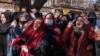 Perempuan Afghanistan melakukan protes terkait larangan kaum perempuan duduk di bangku universitas di Kabul pada 22 Desember 2022. (Foto: AFP)