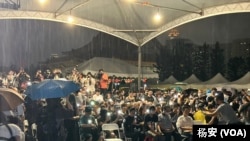 台湾华人民主书院6月4日举办六四烛光晚会，据统计，近2500人不畏风雨、纪念六四的决心也无法浇熄（美国之音特约记者杨安摄影）。