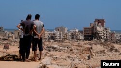 Watu wakiangalia maeneo yaliyoharibiwa, baada ya mafuriko huko Derna, Libya Septemba 14, 2023. REUTERS/Esam Omran Al-Fetori