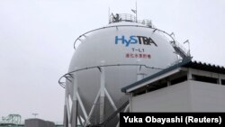 Tangki penyimpanan hidrogen cair yang dibangun oleh Kawasaki Heavy Industries di terminal penerima hidrogen di Pulau Bandara Kobe di Kobe, Jepang barat 22 Januari 2021 (Foto: REUTERS/Yuka Obayashi)