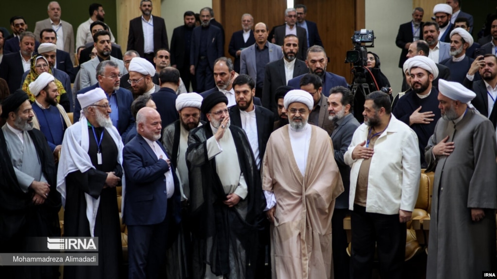 Đại diện Hamas tại Lebanon Osama Hamdan được nhìn thấy mặc áo khoác trắng, thứ 2 từ phải sang và nhìn Tổng thống Iran Ebrahim Raisi tại lễ khai mạc 'Hội nghị Thống nhất Hồi giáo' ở Tehran, ngày 1 tháng 10 năm 2023. (Nguồn: IRNA)