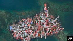 En Fotos |  Cambio climático: en Panamá, una comunidad abandona su isla y se muda a tierra firme