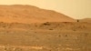 Penjelajah Mars Perseverance menunjukkan helikopter Ingenuity, kanan, terbang di atas permukaan planet. (Foto: NASA via AP)
