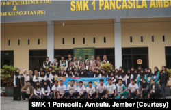 Siswa-siswi SMK 1 Pancasila, Ambulu berfoto bersama dalam suatu kegiatan di sekolah. (Foto: Courtesy/SMK 1 Pancasila, Ambulu, Jember)