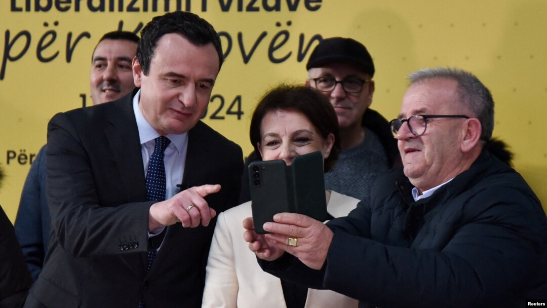 Kosovski premijer Aljbin Kurti sa prvim putnicima koji su u EU poleteli iz Prištine bez viza (Foto: Reuters/Laura Hasani)