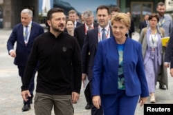 Presiden Ukraina Volodymyr Zelenskyy, kiri, dan Presiden Federal Swiss Viola Amherd, kanan, pada KTT Perdamaian di Ukraina, di Stansstad dekat Lucerne, Swiss, Sabtu, 15 Juni 2024. (Foto: via Reuters)