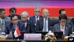 Menteri Koordinator Bidang Politik, Hukum, dan Keamanan Mahfud MD (kiri), menyampaikan sambutannya pada Pertemuan Dewan Komunitas Keamanan Politik (APSC) ASEAN ke-27 di Sekretariat ASEAN di Jakarta, 4 September 2023. (Mast Irham/Pool Foto via AP)