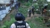La policía realiza un operativo en busca de armas o drogas como parte de un esfuerzo para combatir a los grupos criminales, en el barrio Nueva Guayaquil de Guayaquil, Ecuador, el jueves 4 de abril de 2024. 