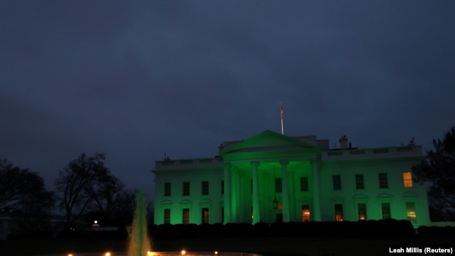 ARCHIVO - La Casa Blanca se ve iluminada con el color verde en honor al Día de San Patricio en Washington, EEUU, el 17 de marzo de 2021.