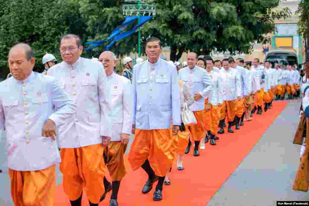 ក្រុម​អ្នក​តំណាងរាស្ត្រ​ថ្មី​​នៅ​ក្នង​ពិធី​ស្បថ​ចូល​កាន់​តំណែង​ក្នុង​ព្រះបរមរាជវាំង​ កាល​ពី​ថ្ងៃ​ទី​២១ ខែ​សីហា ឆ្នាំ​២០២៣។