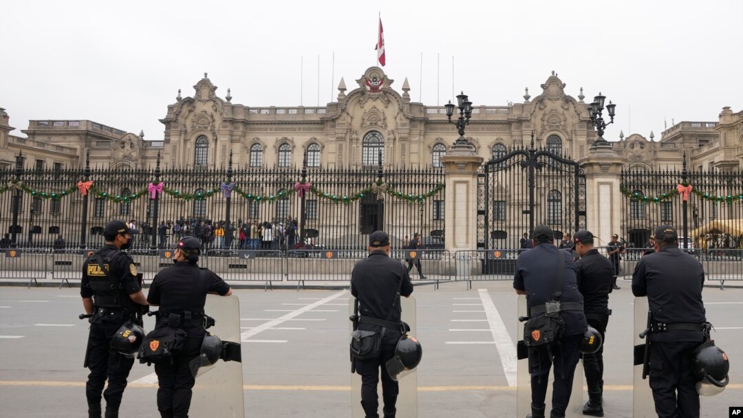 La policía permanece fuera del palacio de gobierno en Lima, Perú, la madrugada del jueves 8 de diciembre de 2022.