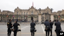 La policía permanece fuera del palacio de gobierno en Lima, Perú, la madrugada del jueves 8 de diciembre de 2022.