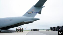 29 августа 2021 года, авиабаза Дувр, штат Делавэр. Гроб с останками сержанта морской пехоты США 23-летней Николь Ги, погибшей в результате теракта в Кабульском аэропорту, доставлен на американскую землю.