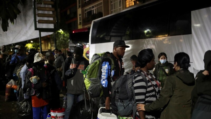 En Fotos | Autoridades mexicanas trasladan a migrantes a albergue mientras gestionan permisos